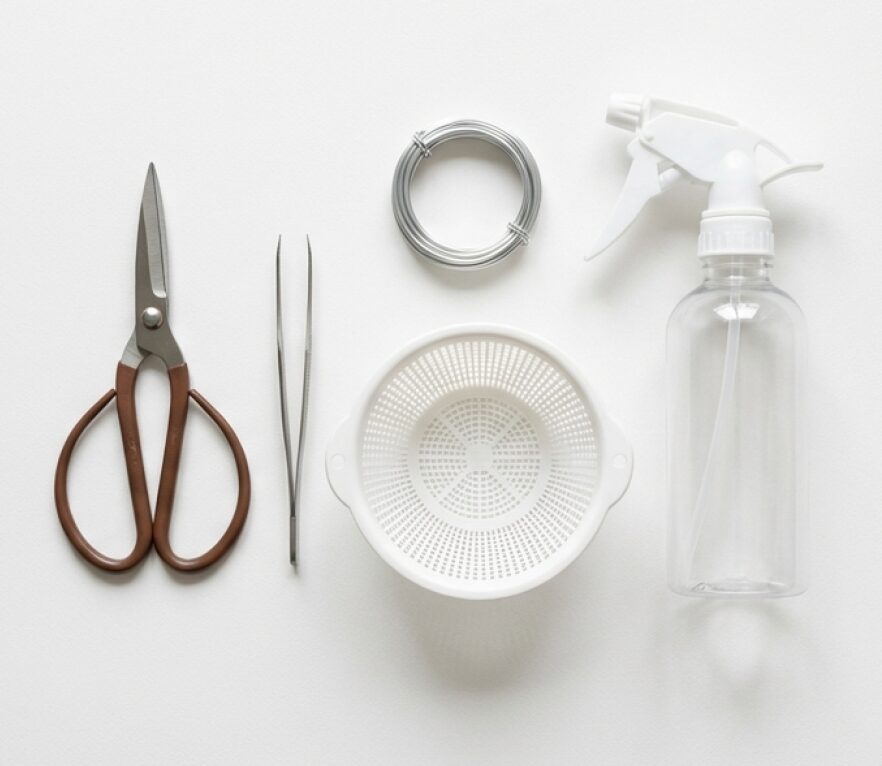 剪定バサミ、ピンセット、霧吹き、ザル、アルミ線など、100均で購入可能な盆栽用品のリスト。